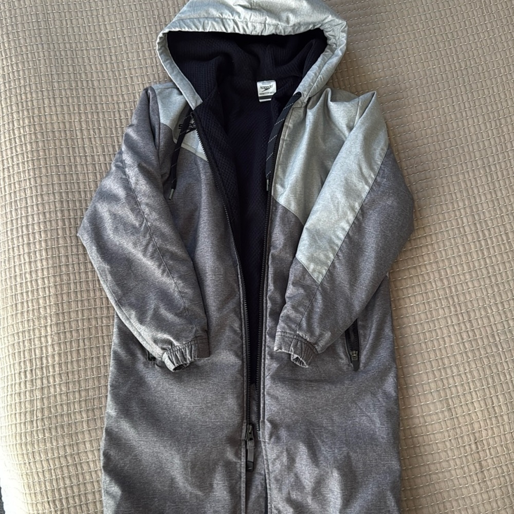 Speedo Unisex Colorblock Parka Black. Kids age 6-8